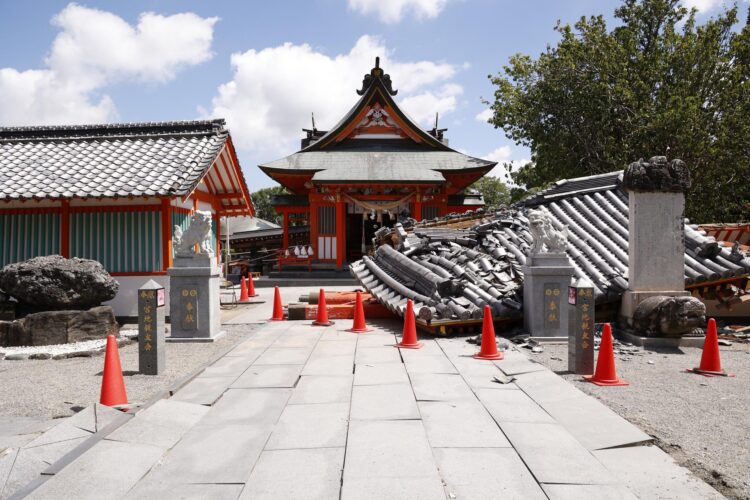YATSUHIRO (Japan), 31/07/2026.- Infraestructuras dañadas en la localidad de Yatsushiro, en Kumamoto, Japón, por el terremoto del martes. EFE/EPA/RODRIGO REYES MARIN