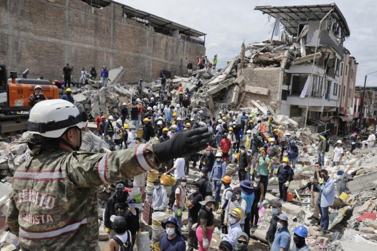 Una rescatista del Ejercito de Colombia da indicaciones a un grupo de voluntarios que realiza labores de búsqueda en edificaciones destruidas por el terremoto de magnitud 7,4 del pasado lunes, este miércoles en Pereira (Colombia). EFE/ Carlos Ortega
