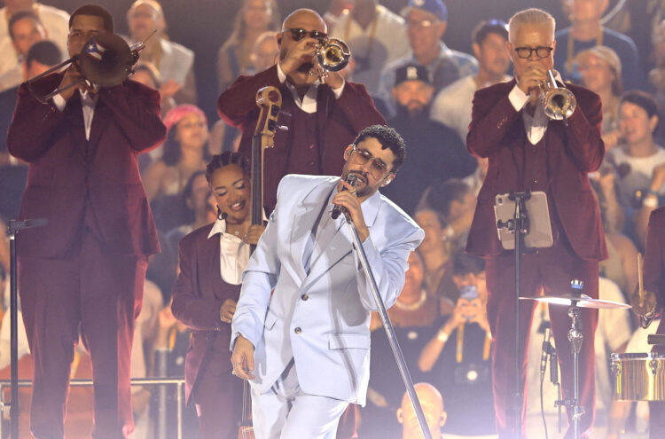 El cantante puertorriqueño Bad Bunny se presenta durante el primero de los dos conciertos de cierre de su gira internacional 'Debí tirar más fotos' este sábado, en San Juan (Puerto Rico). EFE/ Thais Llorca
