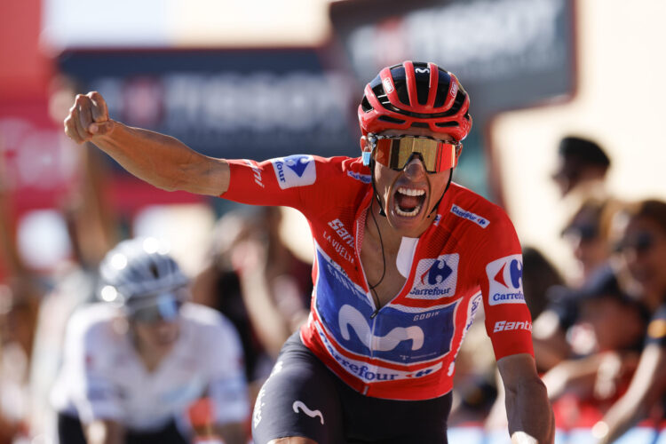 El ciclista español del Movistar Enric Mas celebra su victoria tras la novena etapa de La Vuelta a España, este domingo. EFE/Javier Lizón