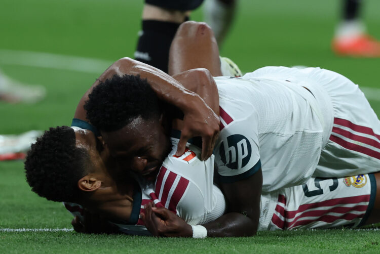 El delantero brasileño del Real Madrid Vinicius Jr. celebra su gol con Jude Bellingham durante el encuentro contra la Real Sociedad. EFE/Kiko Huesca