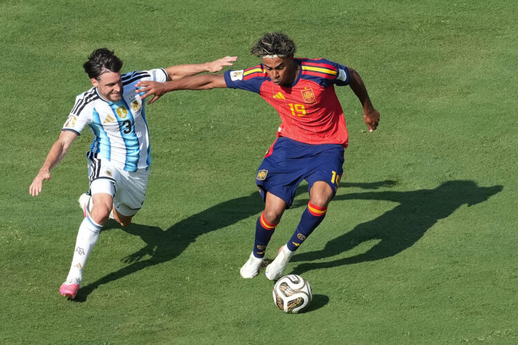 Nicolás Tagliafico (i) disputa un balón con Lamine Yamal, durante la final del Mundial 2026 que enfrentó a Argentina contra España en el estadio Metlife de Nueva Jersey, el pasado 19 de julio. EFE/ Omar Alonso