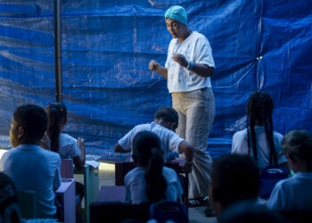Maestra convierte refugio en una escuela para niños afectados por terremotos en Venezuela