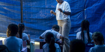 Maestra convierte refugio en una escuela para niños afectados por terremotos en La Guaira