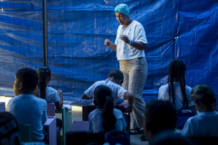 La maestra Jazmín Urimare Ramírez da clases a niños este miércoles, en Catia La Mar (Venezuela). EFE/ Miguel Gutiérrez