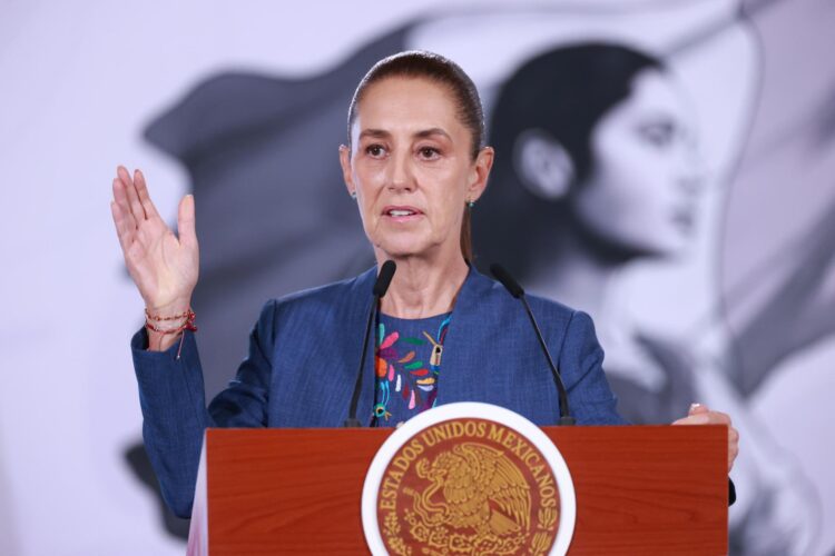 La presidenta de México, Claudia Sheinbaum, habla durante una rueda de prensa este jueves, en Palacio Nacional de la Ciudad de México (México). EFE/Mario Guzmán
