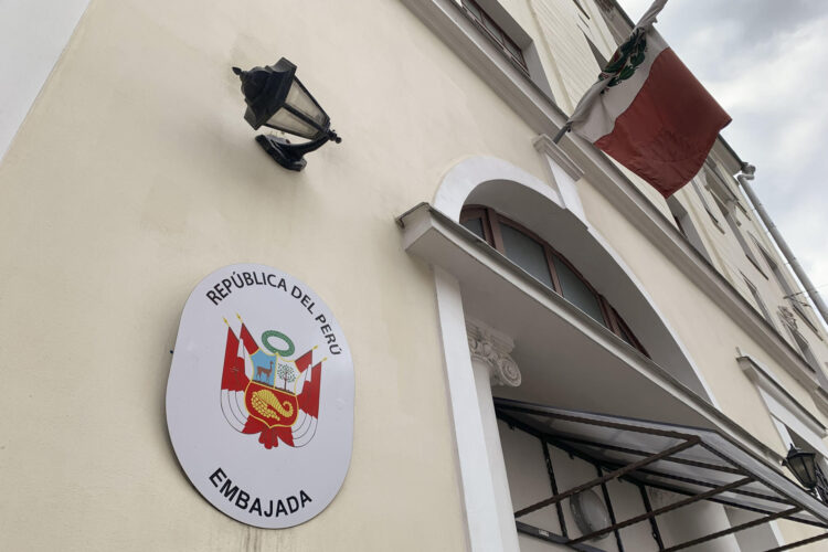 Embajada de Perú en Moscú. Cada vez son más los países de América Latina y África que exigen a Rusia que cese el reclutamiento de sus ciudadanos para combatir en las filas del ejército ruso en Ucrania, a lo que Moscú responde que esos extranjeros firman contratos libremente por motivos económicos o por solidaridad con el Kremlin. EFE/Oleg Lukín