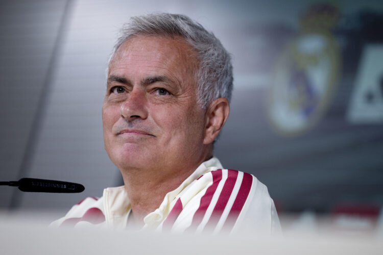 El técnico del Real Madrid, José Mourinho, durante la rueda de prensa posterior al entrenamiento del equipo, este martes en Valdebebas, para preparar su próximo encuentro de LaLiga que disputan este miércoles frente a la Real Sociedad. EFE/ Daniel Gonzalez