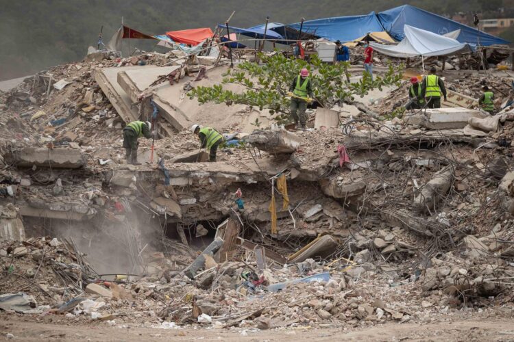 Personas remueven escombros de un edificio colapsado por los terremotos del 24 junio, este domingo en La Guaira (Venezuela). EFE/ Ronald Peña R