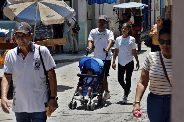 Fotografía del 20 de agosto de 2026 que muestra a una pareja caminando con un niño en La Habana (Cuba). EFE/ Ernesto Mastrascusa