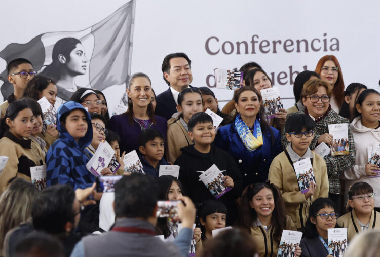 La presidenta de México, Claudia Sheinbaum (c-i), el secretario de Educación Pública, Mario Delgado (c) y la jefa de Gobierno de la Ciudad de México la alcaldesa Clara Brugada (c-d), posan con alumnos en una rueda de prensa en una escuela primaria este lunes en la Ciudad de México (México). EFE/Sáshenka Gutiérrez