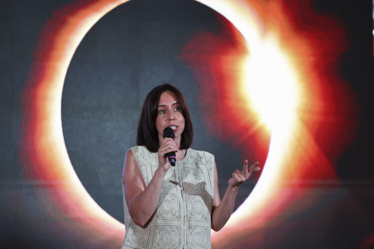 La ministra española de Ciencia, Diana Morant, atiende a los medios en el Observatorio Astronómico de Yebes, Guadalajara (centro de España), este miércoles, horas antes del eclipse solar. EFE/ Ismael Herrero