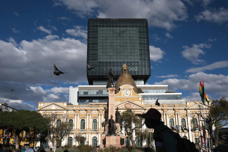 Personas caminan frente al Palacio Legislativo este miércoles, en La Paz (Bolivia). Un proyecto de ley presentado en Bolivia que plantea la posibilidad de esterilizar de manera obligatoria, bajo control judicial, a mujeres en situación de calle ha desatado el rechazo de la Defensoría del Pueblo y organizaciones de derechos humanos, que advierten de que la medida vulneraría derechos fundamentales. EFE/ Luis Gandarillas
