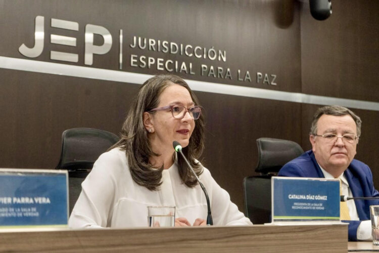 Fotografía cedida este 4 de agosto por la Jurisdicción Especial para la Paz (JEP) en la que se captó a la magistrada de la Sala de Reconocimiento de Verdad y de Responsabilidad, Catalina Díaz (i), durante una rueda de prensa, en Bogotá (Colombia). EFE/JEP