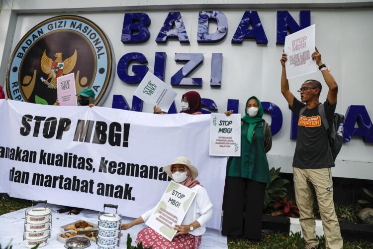 Archivo (Indonesia), 15/10/2025.- Personas protestan en Yakarta contra el programa de comidas escolares gratuitas del Gobierno de Prabowo. EFE/EPA/MAST IRHAM