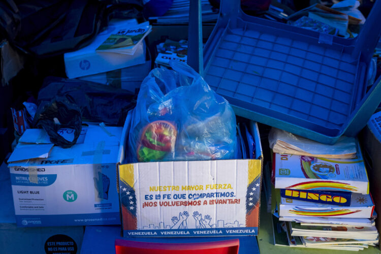 Fotografia del 17 de agosto del 2026 donde se observa materiales educativos de la escuela Urimare que resultó afectada por lluvias, en Catia La Mar (Venezuela). EFE/ Miguel Gutiérrez