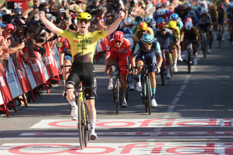 El ciclista británico James Matthew Brennan, del equipo Visma-Lease a Bike, cruza la línea de meta para ganar la segunda etapa de la Vuelta disputada este domingo entre la capital del Principado y la localidad francesa de Manosque, con un recorrido de 214,3 km, la más larga de la presente edición. EFE/ Javier Lizón