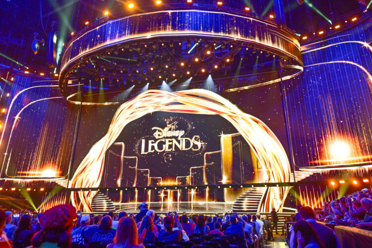Fotografía cedida por The Walt Disney Company que muestra la ceremonia de Leyendas de la convención de Disney D23 este domingo, en Anaheim (Estados Unidos). EFE/ The Walt Disney Company /SOLO USO EDITORIAL NO VENTAS /SOLO DISPONIBLE PARA ILUSTRAR LA NOTICIA QUE ACOMPAÑA (CRÉDITO OBLIGATORIO)