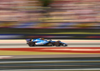 Alex Albon continuará con Williams en 2027