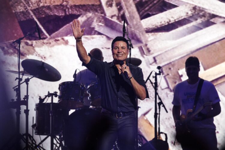 Chayanne actúa durante el concierto Unidos por los Nuestros, celebrado en Miami, Florida, Estados Unidos, el 16 de agosto de 2026. EFE/EPA/CRISTOBAL HERRERA-ULASHKEVICH