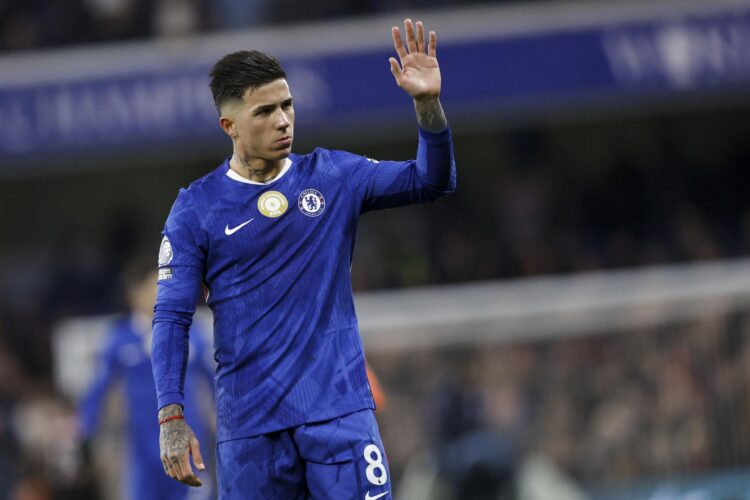 El futbolista del Chelsea Enzo Fernández saluda al término de un partido de la Premier League el 30 de diciembre de 2025. EFE/ DAVID CLIFF *Sólo uso editorial*