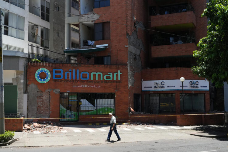 Una persona camina frente a un local comercial afectado este jueves, causado por el sismo de 7.4 de magnitud que azotó a Colombia el pasado 10 de agosto, en Cali (Colombia). EFE/ Ernesto Guzmán