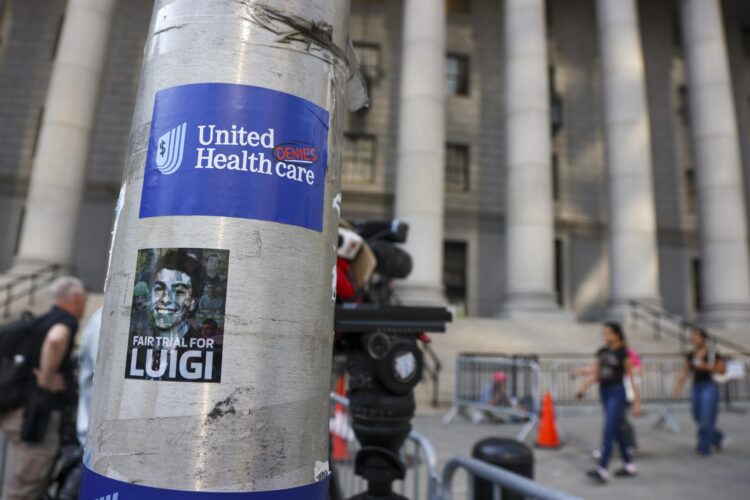 Fotografía de pegatinas en el exterior del tribunal federal donde Luigi Mangione asistió este 14 de agosto a una audiencia en Nueva York (NY, EE.UU.). EFE/Sarah Yenesel