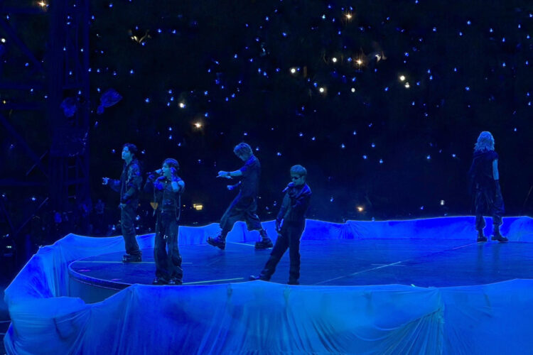 Integrantes de la banda surcoreana BTS se presentan este lunes, en el primero de los dos conciertos que ofrece en la región capitalina de Estados Unidos tras retomar el tramo norteamericano de su gira 'Arirang World Tour', en Baltimore (EE.UU.). EFE/ Octavio Guzmán
