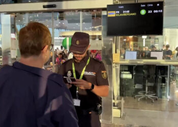 La Policía española ya pide el pasaporte a los viajeros procedentes de Italia