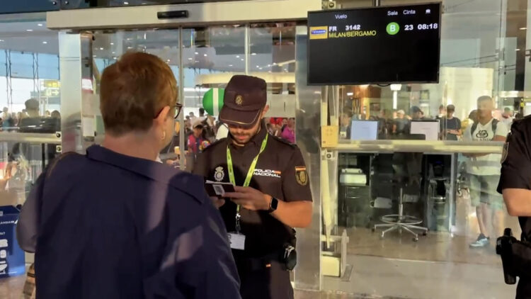 La Policía española efectúa controles aleatorios de documentación en el Aeropuerto de Barcelona a los viajeros procedentes de vuelos con origen en Italia, una vez el Gobierno ha decidido restablecer los controles fronterizos con este país. EFE/Policía Nacional -SÓLO USO EDITORIAL/SOLO USO PERMITIDO PARA ILUSTRAR LA NOTICIA QUE APARECE EN EL PIE DE FOTO (CRÉDITO OBLIGATORIO)-