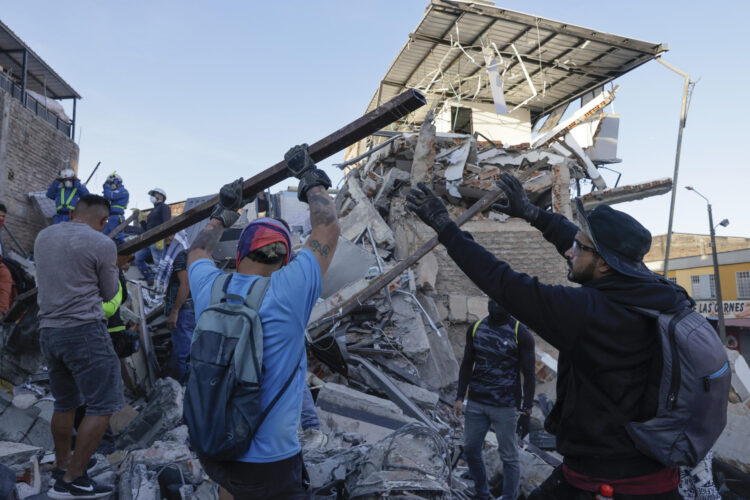 Al menos 234 personas murieron en cuatro regiones de Colombia por el terremoto de magnitud 7,4 que sacudió el lunes al país, según el balance de distintas autoridades regionales ante la demora del Gobierno nacional en actualizar las cifras. EFE/ Carlos Ortega