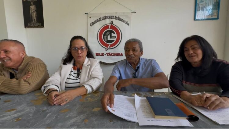 Integrantes de la Coalición Sindical del Táchira exigen al gobierno nacional devolverle el salario a más de 100 docentes suspendidos. Foto: Mariana Duque.