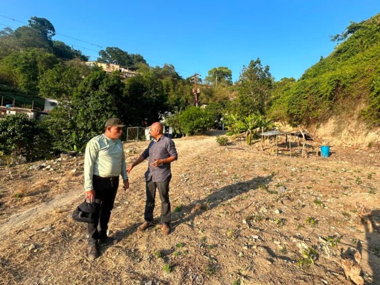 Recorriendo los terrenos donde se llevará a cabo el proyecto