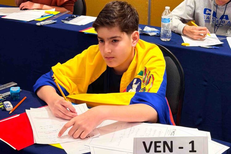 Luis Enrique García González, estudiante del Colegio Juan XXIII en San Cristóbal, quien ganó medalla de oro en la XXVII Olimpiada de Matemáticas de Centroamérica y el Caribe. Foto: Cortesía