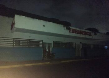 Táchira / Con luz de celulares atienden a pacientes en Hospital Padre Justo de  Rubio