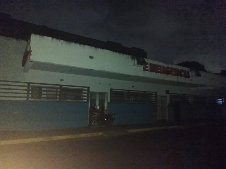 A oscuras atienden en el Hospital de Rubio a los pacientes, ante constantes apagones. Foto: cortesía