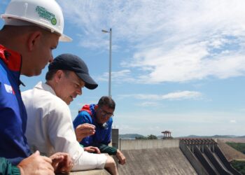 John Barrett visitó la represa del Guri para definir una ruta de modernización del sistema eléctrico