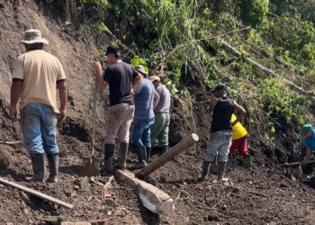 Táchira | Un deslizamiento de tierra sepultó los negocios de una familia en Capacho Viejo 