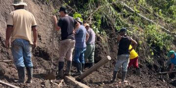 Táchira | Un deslizamiento de tierra sepultó los negocios de una familia en Capacho Viejo 