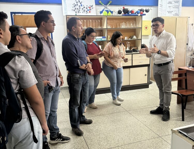 El presidente de APULA, Dr. Virgilio Castillo Blanco, encabezó la visita académica al NURR, consolidando vínculos con profesores, estudiantes y personal ATO. Foto: Prensa APULA
