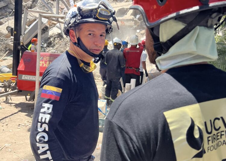 El rescatista venezolano que cumple  labores tras terremotos en Venezuela y Colombia