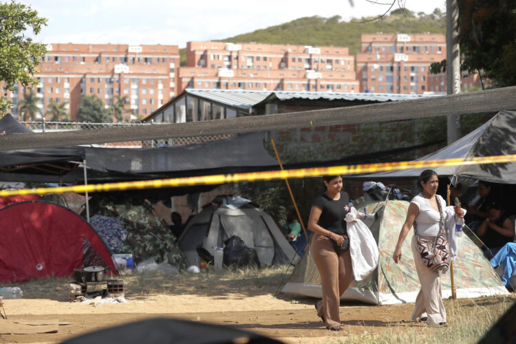 Personas esperan en carpas este jueves, junto al edificio Reserva de Meléndez afectado por el terremoto de magnitud 7,4 en Cali (Colombia). EFE/ Ernesto Guzmán
