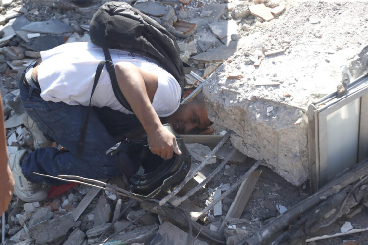 Un hombre fue captado este 10 de agosto al buscar entre los escombros de un edificio colapsado en Cali (Colombia), luego del fuerte terremoto de magnitud 7,4 que sacudió a buena parte del país suramericano. EFE/Ernesto Guzmán