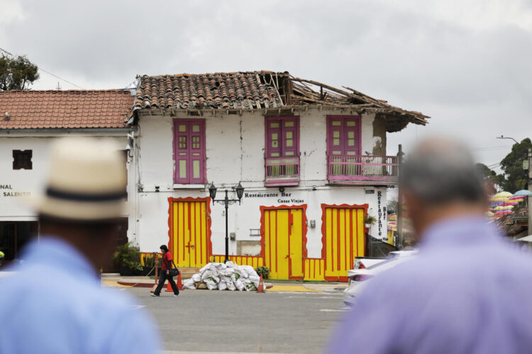 Fotografía tomada el pasado 16 de agosto en la que se captó a una vivienda con daños causados por el terremoto de magnitud 7,4 del pasado 10 de agosto, en Salento (Colombia). EFE/Carlos Ortega