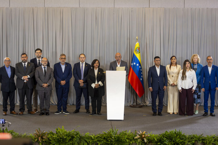 La exdiputada y expresidenta de la Asamblea Nacional de Venezuela (2015), Dinorah Figuera (c-i), y el presidente del Parlamento de Venezuela, Jorge Rodríguez (c-d), asisten a la última sesión de la mesa de diálogo este miércoles, en Caracas (Venezuela). EFE/ Miguel Gutiérrez