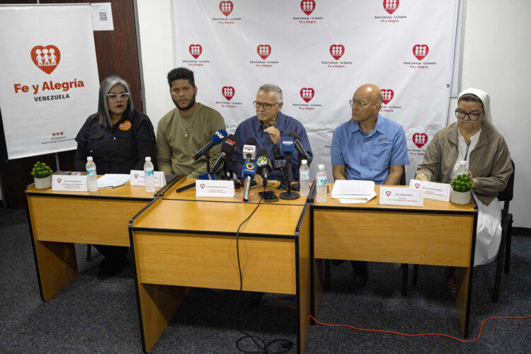 El director general del Movimiento Internacional de Educación Fe y Alegría de Fe en Venezuela, José Terán (c), habla junto a la coordinadora del movimiento, Yameli Martínez (i), el director de la escuela técnica Fe y Alegría Venezuela, Leonardo Suárez (2-i), el director de la escuela técnica Fe y Alegría San José Obrero, Rafael Peña, y la directora del colegio Fe y Alegría Venezuela, Ivonne González, durante una rueda de prensa sobre el impacto en la educación por doble terremoto del pasado 24 de junio. EFE/ Ronald Peña R