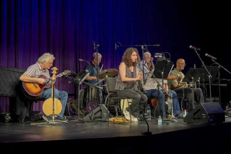 Músicos se presentan en el marco de la celebración de los 125 años de Louis Armstrong este lunes, en el Bronx Music Hall, en Nueva York (Estados Unidos). EFE/ Angel Colmenares