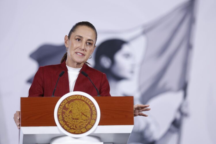 La presidenta de México, Claudia Sheinbaum, hable este martes, durante una rueda de prensa en Palacio Nacional de la Ciudad de México (México). EFE/Sáshenka Gutiérrez
