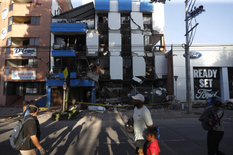 Fotografía que muestra un edificio afectado por el terremoto de magnitud 7,4 que sacudió al país este lunes, en Cali (Colombia). EFE/ Ernesto Guzmán Jr
