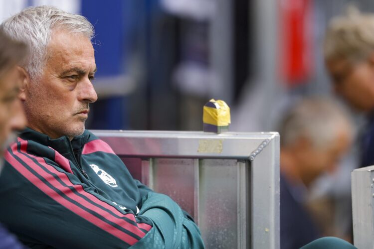 El entrenador del Real Madrid Jose Mourinho observa el partido amistoso contra el Schalke 04 en Gelsenkirchen, Alemania. EFE/CHRISTOPHER NEUNDORF